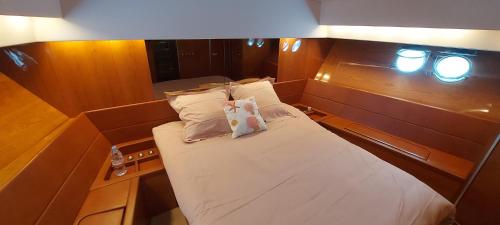 - un petit lit à l'arrière du bateau dans l'établissement Yacht Charter Nice Cannes Antibes, à Nice