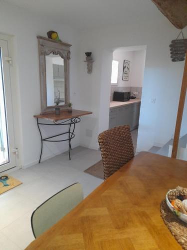 une salle à manger avec une table et un miroir dans l'établissement La Ferme des Oliviers, à Solliès-Pont