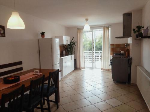 Kuchyň nebo kuchyňský kout v ubytování Apartamenty 47