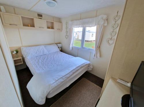 Postel nebo postele na pokoji v ubytování Oasis S193 Caravan, Golden Palm Resort