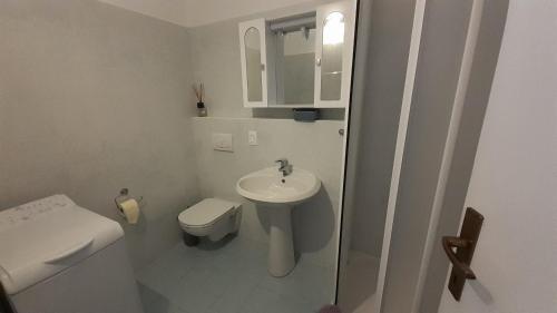 A bathroom at Flora