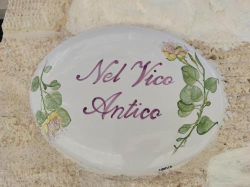 a plate with a sign that says al vetico anime at Nel Vico Antico in Ostuni