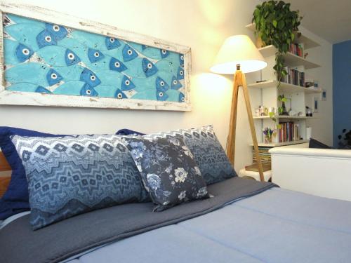 a bedroom with a blue bed and a lamp at ESPAÇO AZUL Original in Curitiba