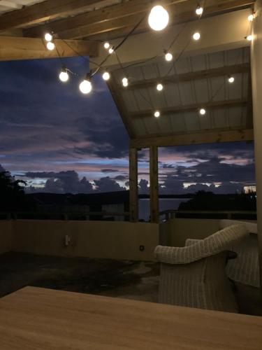 Un balcón o terraza en Luxury beachfront villa with private pool - Jolly's Rock