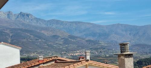 aus einem Haus mit Blick auf eine Bergkette in der Unterkunft Casa rural La Piedrapipa in Madrigal de la Vera