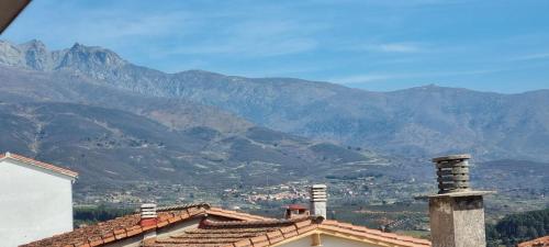 a view of a mountain range from a house at Casa rural La Piedrapipa in Madrigal de la Vera