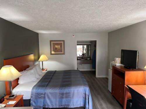 Кровать или кровати в номере Wilkes-Barre Inn & Suites