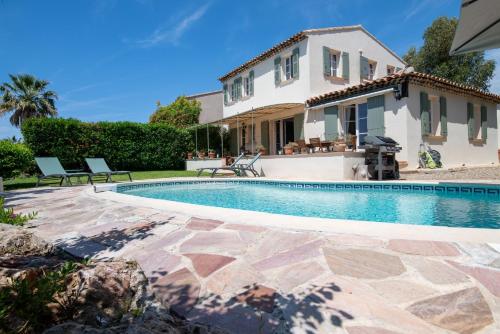une villa avec piscine devant une maison dans l'établissement Charmante villa avec piscine au calme, à La Garde