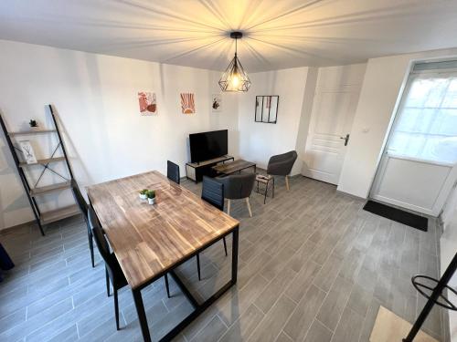 Le Gond-Pontouvreにある178C - Duplex T2 Tout Confort du Gond - 60 m2のリビングルーム(テーブル、テレビ付)