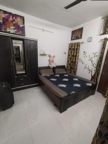 ein Schlafzimmer mit einem Bett mit einem Teddybär drauf in der Unterkunft Jindal’s in Dehradun