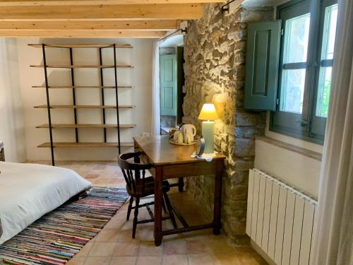 a bedroom with a desk with a bed and a bed at Habitaciones rurales en Colomers in Colomés
