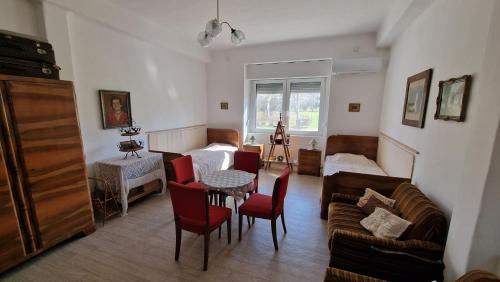 sala de estar con sofá, mesa y sillas en Varga Vendégház en Iregszemcse