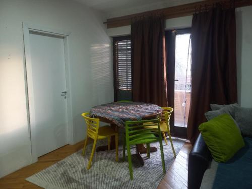 einen Tisch und Stühle in einem Zimmer mit Fenster in der Unterkunft Lion Guest House in Skopje