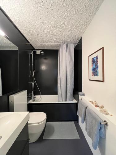 Koupelna v ubytování Komfortables Apartment im Herzen von Basel mit Sicht auf den Rhein