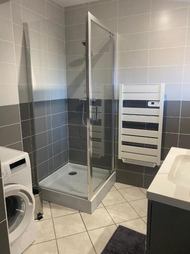 une salle de bain avec douche et toilettes dans l'établissement Gîte 8 personnes, à Sainte-Croix-du-Mont