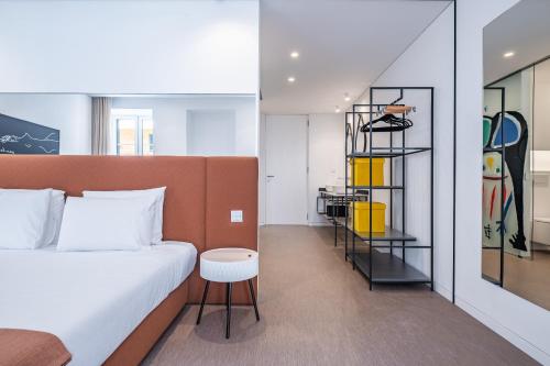 een hotelkamer met een bed en een tafel bij Casa do Batente - By WeHost in Funchal