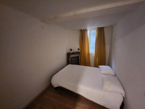 เตียงในห้องที่ Spacieux 2 chambres, lumineux