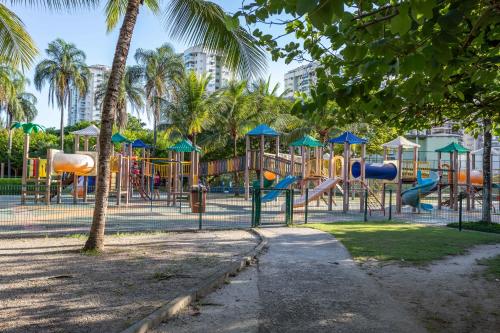un parque infantil con palmeras en Flat Barra Da Tijuca, en Río de Janeiro