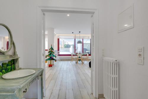 uma casa de banho com um lavatório e uma árvore de Natal em Contemporary Art House em Figueres