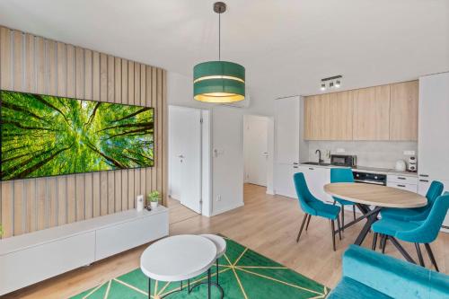 LAM Green w AC & balcony