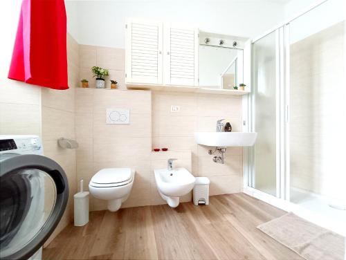 een kleine badkamer met een toilet en een wastafel bij la casa del barcaiolo in Malgrate