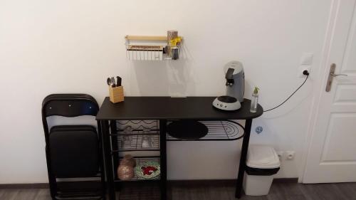 Le Relais de Jeanne في Orbigny: مكتب أسود في غرفة بجوار باب