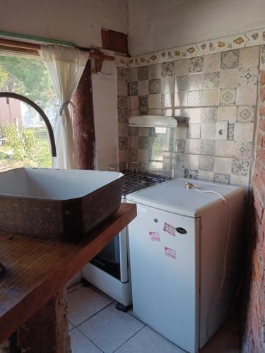 eine Küche mit einem weißen Kühlschrank und einer Spüle in der Unterkunft La fortuna in Las Toscas
