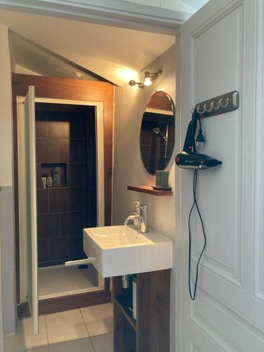 une salle de bain avec un lavabo et un miroir dans l'établissement Escale en Provence - Bastide climatisée avec piscine, à Suze-la-Rousse