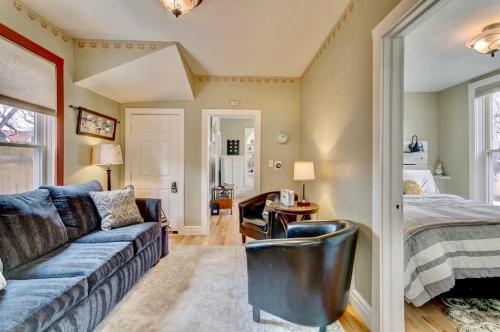 The Historic Blue Bird Cottage في كولورادو سبرينغز: غرفة معيشة مع أريكة وسرير