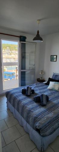 ein großes Bett mit Kissen darauf im Schlafzimmer in der Unterkunft port de fecamp in Fécamp
