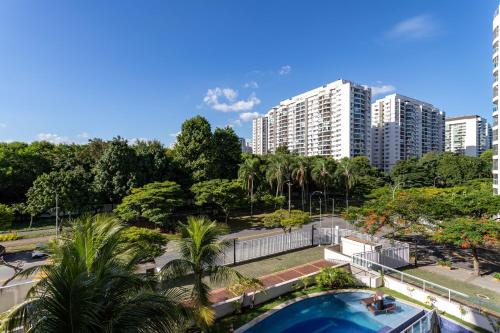 Blick auf eine Stadt mit hohen Gebäuden in der Unterkunft Verano Stay Barra Olímpica in Rio de Janeiro
