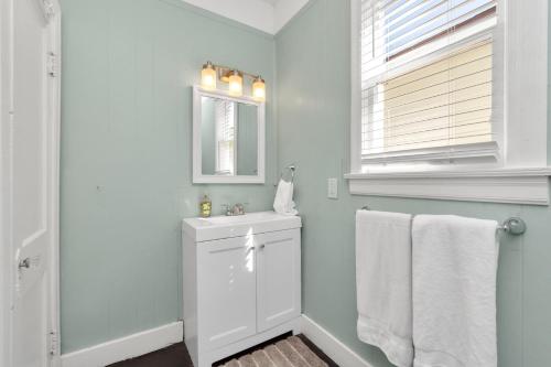 Ванная комната в Cozy Historic Galveston House-8 min walk to beach!
