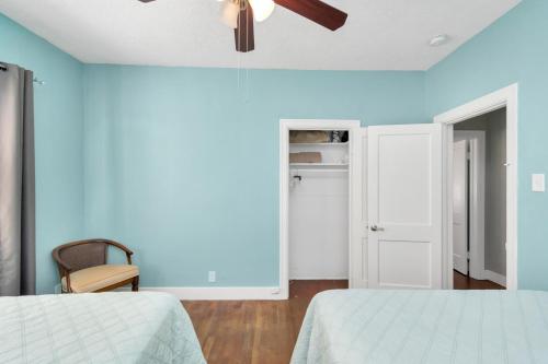 Кровать или кровати в номере Cozy Historic Galveston House-8 min walk to beach!