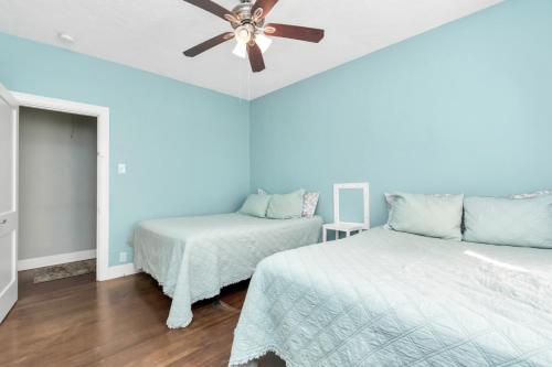 Кровать или кровати в номере Cozy Historic Galveston House-8 min walk to beach!