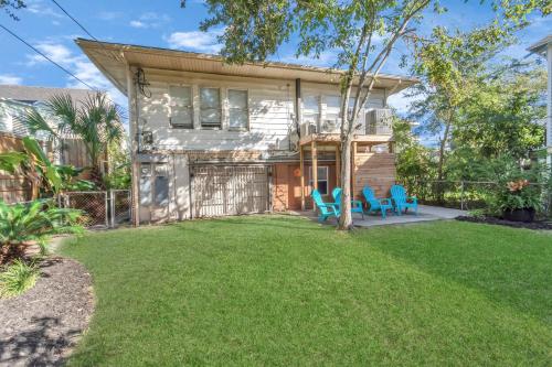 Сад в Cozy Historic Galveston House-8 min walk to beach!