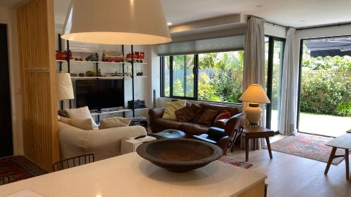 a living room with a large bowl on a counter at Stylish Townhouse in Auckland