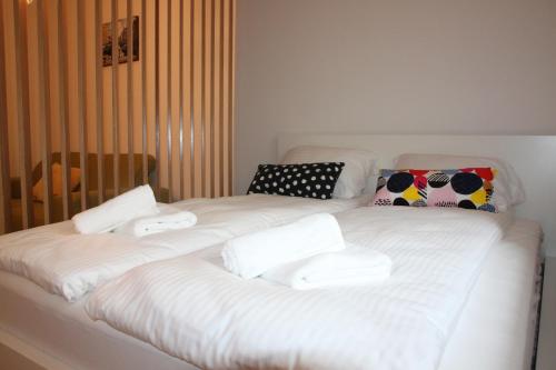 - une chambre avec 2 lits dotés de draps et d'oreillers blancs dans l'établissement Aida, à Ljubljana
