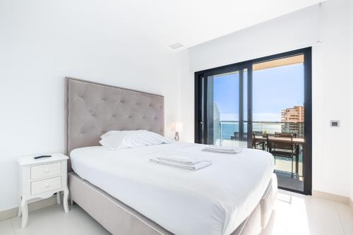 Postel nebo postele na pokoji v ubytování Sunset Drive Resort Apartment 2-47 Poniente Beach