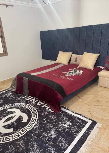 - un lit dans une chambre avec une couverture et un tapis dans l'établissement الاسكندرية, à Alexandrie