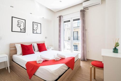 アテネにあるDeluxe Apartment near Acropolisのベッドルーム1室(赤い枕のベッド1台付)