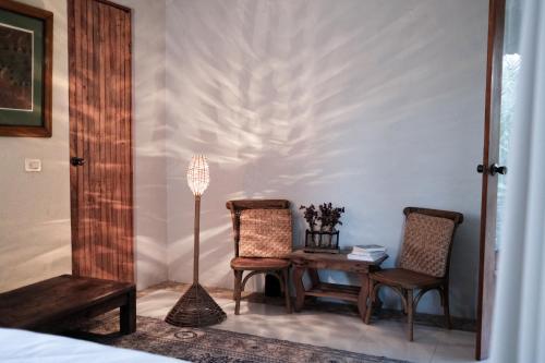kaabna spa في فيلاهيرموسا: غرفة بها كرسيين وطاولة ومصباح