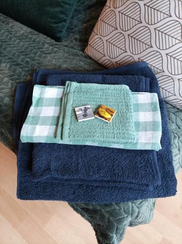 - deux serviettes assises au-dessus d'un lit dans l'établissement Le studio Naturel, à Hénin-Beaumont