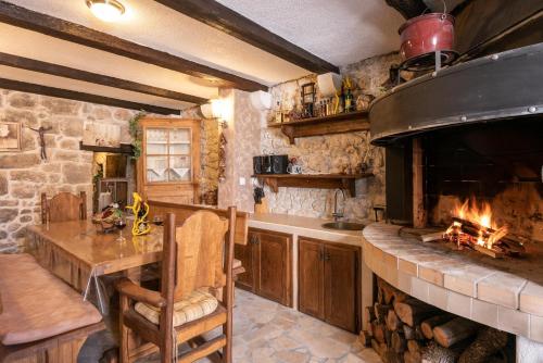 Η κουζίνα ή μικρή κουζίνα στο Holiday Home Kuna Pelješac