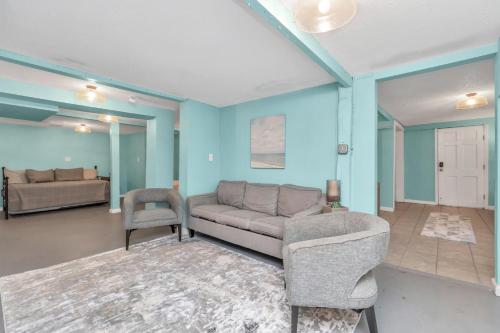 a living room with a couch and a chair at Galveston Studio - Sleeps 7 - Minutes to Beach !! in Galveston