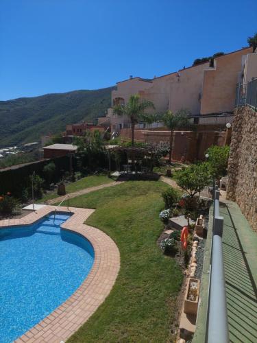 - une vue sur la piscine d'un complexe dans l'établissement Casa BuenaVista Albunol, à Albuñol