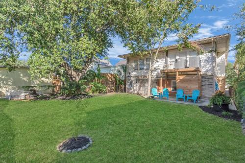 a yard with chairs and a house at Galveston Studio - Sleeps 7 - Minutes to Beach !! in Galveston