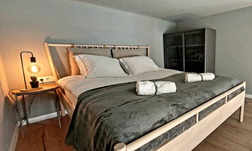 een groot bed met 2 kussens in een slaapkamer bij A+ Budapest Downtown Apartments Akácfa in Boedapest