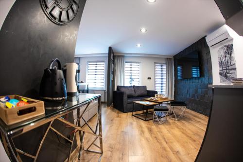 a living room with a couch and a table at Apartament Książęcy Platinum klimatyzacja in Bolesławiec