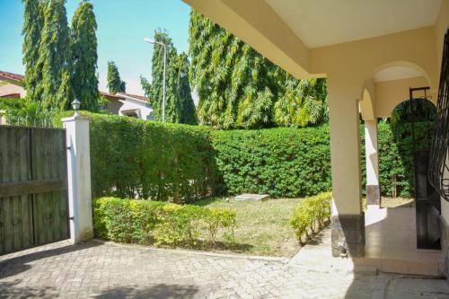 Zahrada ubytování Fully Furnished 3-Bedroom Holiday Villa at Bandari Villas