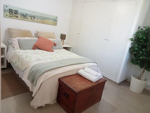 Ένα ή περισσότερα κρεβάτια σε δωμάτιο στο Dormir entre limones, Casa de invitados en vivienda familiar